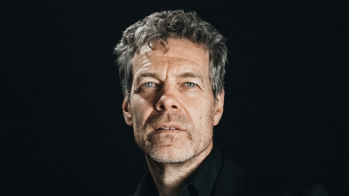 Greg Hunting, Studio-Porträt vor schwarzem Hintergrund