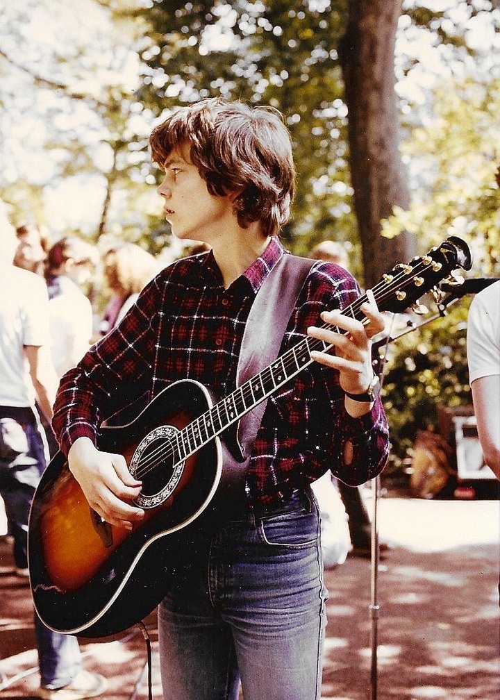 Der junge Greg Hunting, etwa 16 Jahre, mit Gitarre beim Katholikentag Düsseldorf 1982, in der Zeit mit der Band Jerusalem